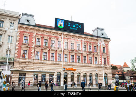 Zagabria, Croazia - aprile, 2018: la gente del posto e i turisti a Zagabria la piazza principale Foto Stock