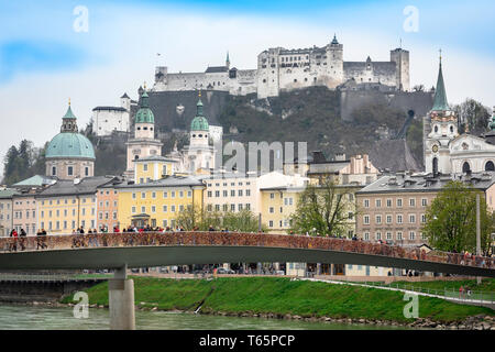 Salisburgo, la vista del barocco centro storico (Altstadt) con la sua cattedrale e la collina di Castello superiore mostrata con il ponte Makartsteg in primo piano, Austria. Foto Stock