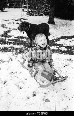 Due anni di baby boy nella neve, Medstead, Hampshire, Inghilterra, Regno Unito. Foto Stock