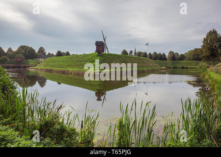 Guardando le mura fortificate di Bourtange con il mulino a vento in background Foto Stock