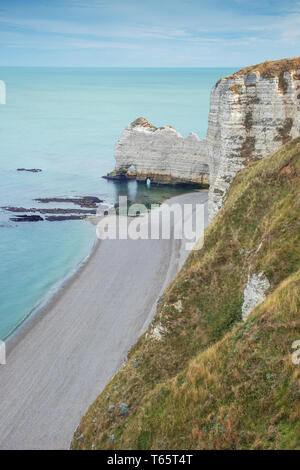 La Falaise d'amont con una spiaggia deserta, visto da Etretat Foto Stock