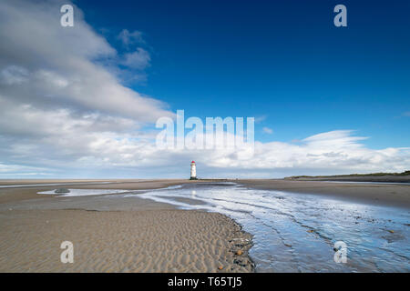 Il leggermente pendente Talacre Lighthouse e spiaggia nei pressi di Prestatyn sulla costa settentrionale del Galles Foto Stock