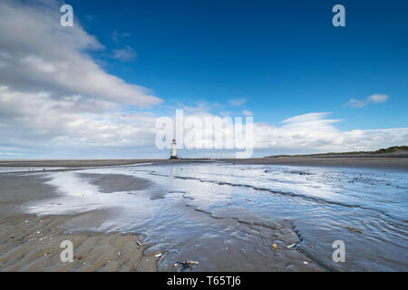 Il leggermente pendente Talacre Lighthouse e spiaggia nei pressi di Prestatyn sulla costa settentrionale del Galles Foto Stock