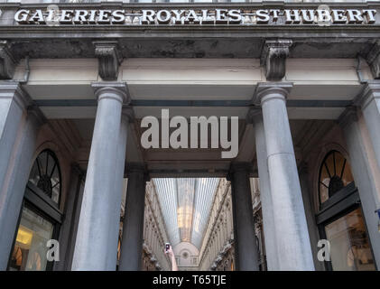 Galeries Royales Saint Hubert. Ornati in diciannovesimo secolo gallerie dello shopping nel centro di Bruxelles. Fotografato dal di fuori. Foto Stock