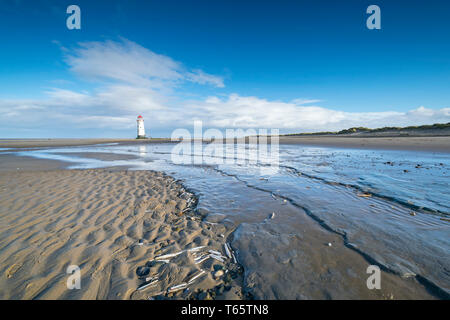 Il leggermente pendente Talacre Lighthouse e spiaggia nei pressi di Prestatyn sulla costa settentrionale del Galles Foto Stock