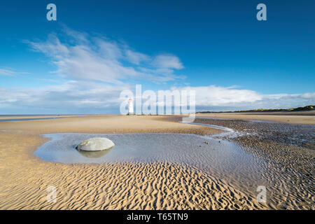 Il leggermente pendente Talacre Lighthouse e spiaggia nei pressi di Prestatyn sulla costa settentrionale del Galles Foto Stock