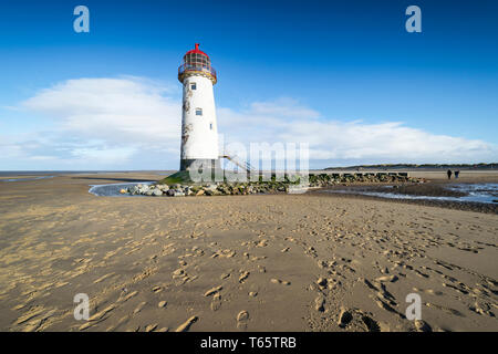 Il leggermente pendente Talacre Lighthouse e spiaggia nei pressi di Prestatyn sulla costa settentrionale del Galles Foto Stock