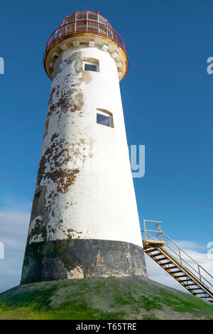 Il leggermente pendente Talacre Lighthouse e spiaggia nei pressi di Prestatyn sulla costa settentrionale del Galles Foto Stock