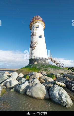 Il leggermente pendente Talacre Lighthouse e spiaggia nei pressi di Prestatyn sulla costa settentrionale del Galles Foto Stock