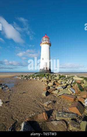 Il leggermente pendente Talacre Lighthouse e spiaggia nei pressi di Prestatyn sulla costa settentrionale del Galles Foto Stock