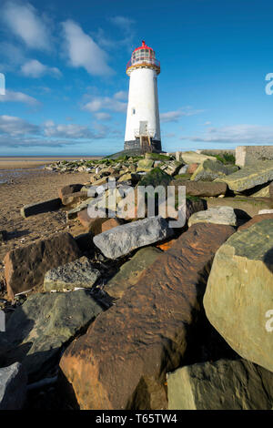 Il leggermente pendente Talacre Lighthouse e spiaggia nei pressi di Prestatyn sulla costa settentrionale del Galles Foto Stock