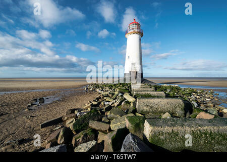 Il leggermente pendente Talacre Lighthouse e spiaggia nei pressi di Prestatyn sulla costa settentrionale del Galles Foto Stock