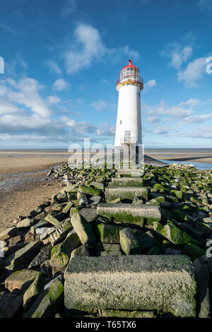 Il leggermente pendente Talacre Lighthouse e spiaggia nei pressi di Prestatyn sulla costa settentrionale del Galles Foto Stock