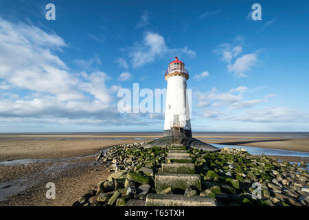 Il leggermente pendente Talacre Lighthouse e spiaggia nei pressi di Prestatyn sulla costa settentrionale del Galles Foto Stock