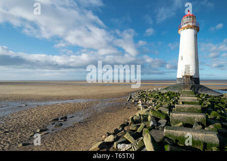 Il leggermente pendente Talacre Lighthouse e spiaggia nei pressi di Prestatyn sulla costa settentrionale del Galles Foto Stock
