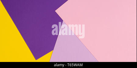 Documenti a colori di geometria composizione piana con sfondo viola, viola, rosa, giallo toni. Foto Stock