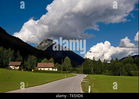 Il villaggio Zell-Freibach (sloveno Sele-Borovnica) in una valle laterale a nord del Karawank sulla frontiera slovena in Austria Foto Stock