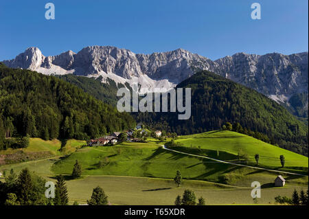 La gamma della montagna Koschuta come visto da Zell, Carinzia, Austria Foto Stock