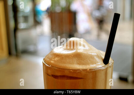 Primo piano di un vetro a freddo e aromatici caffè frappé Foto Stock