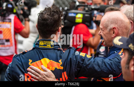 Monte Carlo/Monaco - 27/05/2018 - #3 Daniel Ricciardo (AUS, Red Bull Racing) celebra vincendo il GP di Monaco con la squadra di capo progettista Adrian Foto Stock