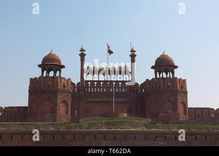 Il Forte rosso Lal Qila Lahori Gate con bandiera indiana e nessun popolo in New Delhi India Foto Stock