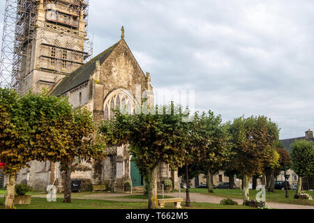 Sainte-Marie-du-Mont, Francia - Agosto 16, 2018: la chiesa di Notre Dame di assunzione a Sainte-Marie-du-Mont. La Normandia, Francia Foto Stock