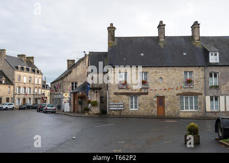 Sainte-Marie-du-Mont, Francia - Agosto 16, 2018: Street view e antico edificio storico di Sainte Marie du Mont. Manche, Normandia, Francia Foto Stock