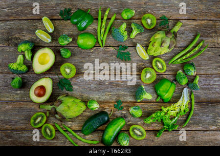 Varietà di verdura verde sul tavolo di legno di broccoli e avocado Foto Stock