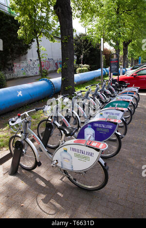 Biciclette e-bikes della società Koelner Verkehrsbetriebe KVB (Colonia azienda di trasporto pubblico) in corrispondenza di una stazione di carica dell'Mobilstation sul ch Foto Stock