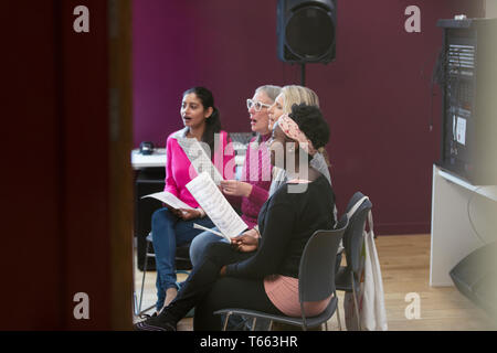 Womens coro con foglio di musica a cantare in music studio di registrazione Foto Stock