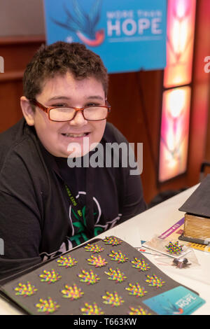 Mt. Piacevole, Michigan - Jayden Carter, 12, chi è autistico, al più di speranza stand a Canna Expo, una fiera per le aziende che vendono beni e s Foto Stock