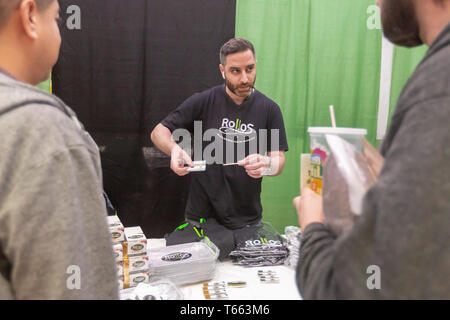 Mt. Piacevole, Michigan - Anes Kashat dimostra il suo 'Rollos' carte di laminazione a Canna Expo, una fiera per le aziende che vendono beni e servizi per Foto Stock