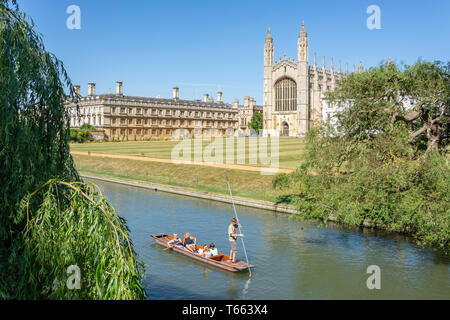 Punting sul fiume Cam, King's College di Cambridge, Cambridgeshire, England, Regno Unito Foto Stock