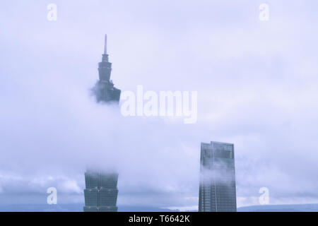 Taipei, Taiwan, Dicembre 10, 2018: una nebbia copriva la massima Taipei 101 edificio che una vista dalla collina Xiangshan in Taipei, Taiwan. Foto Stock