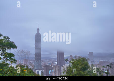 Taipei, Taiwan, Dicembre 10, 2018: una nebbia copriva la massima Taipei 101 edificio che una vista dalla collina Xiangshan in Taipei, Taiwan. Foto Stock