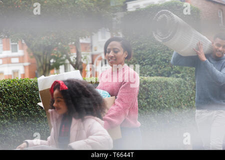 Famiglia in movimento nella nuova casa Foto Stock