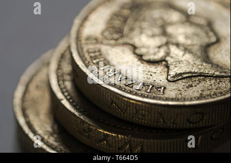 Una pila di una libbra di monete Foto Stock