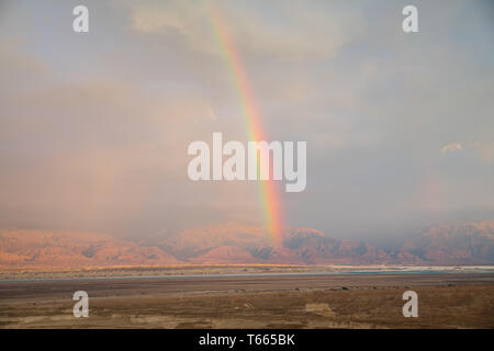 Rainbow sopra il Mar Morto con la Giordania come sfondo, vista da masada Foto Stock