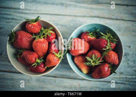 Fresche fragole mature nel vaso di porcellana Foto Stock