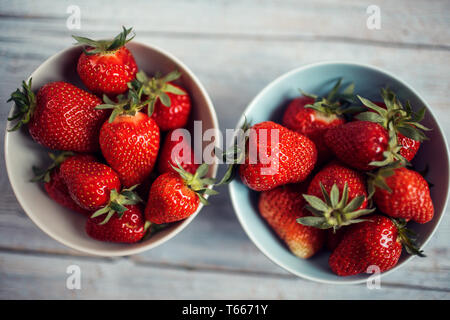 Fresche fragole mature nel vaso di porcellana Foto Stock