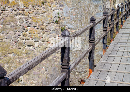 L'immagine della ringhiera del ponte di legno attraverso il fossato per l antico castello Foto Stock