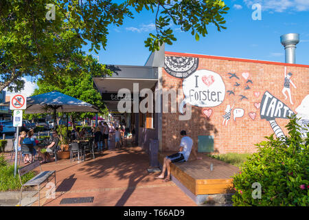 Forster, NSW, Australia-April 20, 2019: persone godendo il sole nella città di Forster, una città costiera nella regione dei Grandi Laghi di nuovo Sout Foto Stock