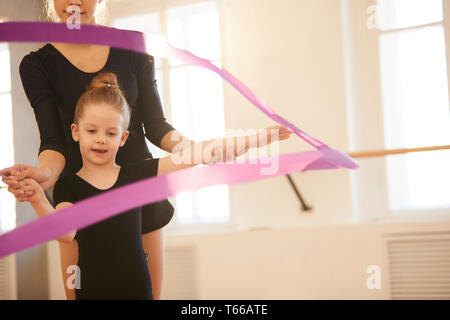 Bambina sventolando il nastro Foto Stock