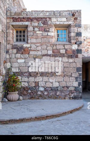 Dettaglio di una parete della chiesa della missione di La Misión de Nuestra Señora de Loreto Conchó, o missione Loreto fondata nel 1697 a Loreto, Baja California Foto Stock