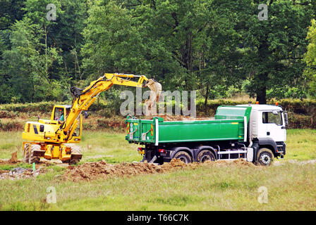 Escavatore lo scavo del terreno. Carrello. Foto Stock