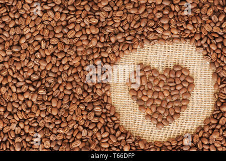 Cuore telaio caffè fatto di chicchi di caffè su tela Foto Stock