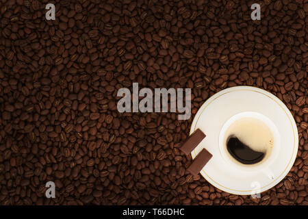 Tazza di caffè con pezzetti di cioccolato sul chicco di caffè Foto Stock
