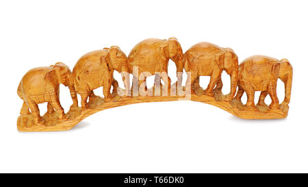 Cinque elefanti in legno camminare insieme isolato su Foto Stock