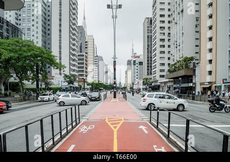 Sao Paulo SP, Brasile - 01 Marzo 2019: percorso ciclabile del Paulista Avenue (Avenida Paulista). Corsie di rosso in esclusiva per i ciclisti sul centro di un Foto Stock