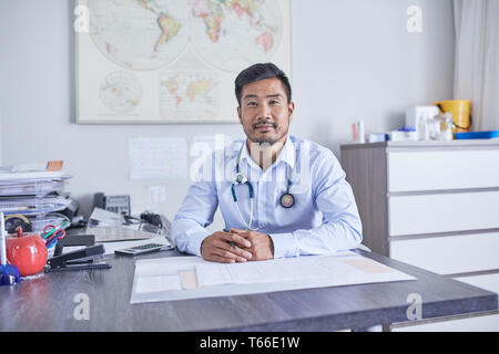 Ritratto maschile fiducioso medico che lavorano nella Clinica ufficio medici Foto Stock